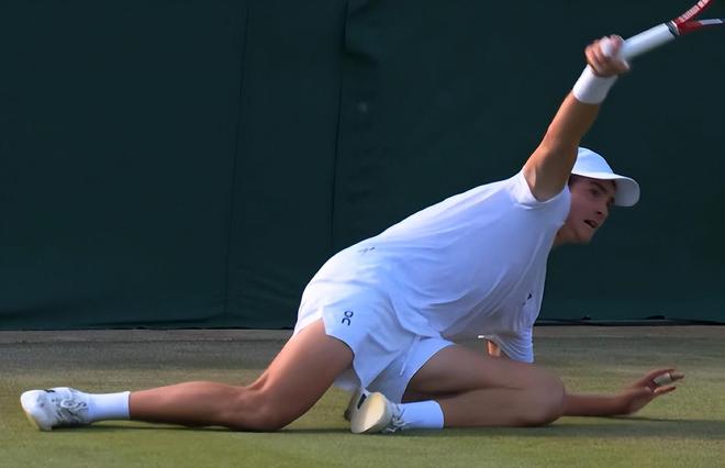 世体：克里斯滕森并没受伤，提前结束训练是计划好的